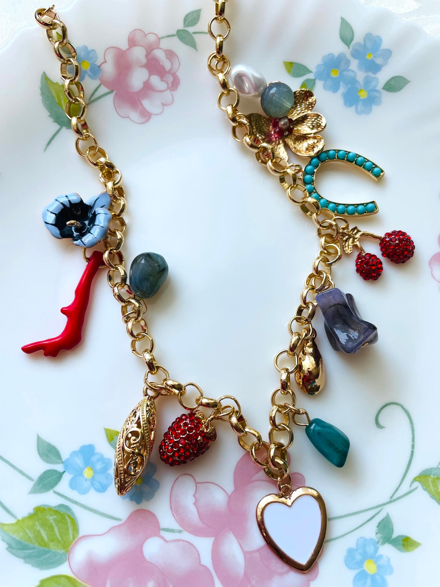 Renkli Charmlı Çelik Kolye – Şans Sembollü Kalp, Çilek, Kiraz ve Taş Detaylı Yazlık Boho Stil Takı