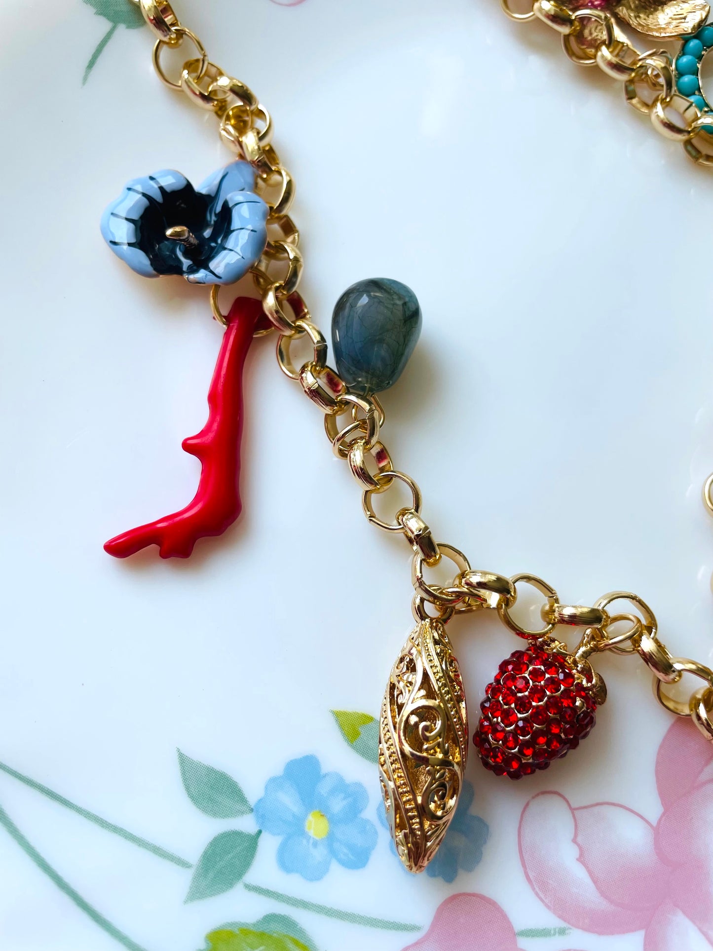 Renkli Charmlı Çelik Kolye – Şans Sembollü Kalp, Çilek, Kiraz ve Taş Detaylı Yazlık Boho Stil Takı