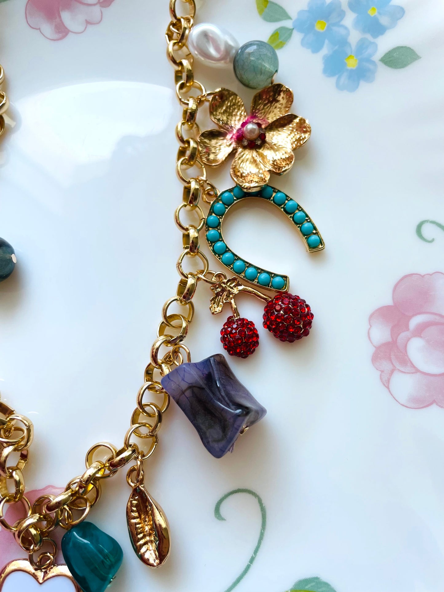 Renkli Charmlı Çelik Kolye – Şans Sembollü Kalp, Çilek, Kiraz ve Taş Detaylı Yazlık Boho Stil Takı