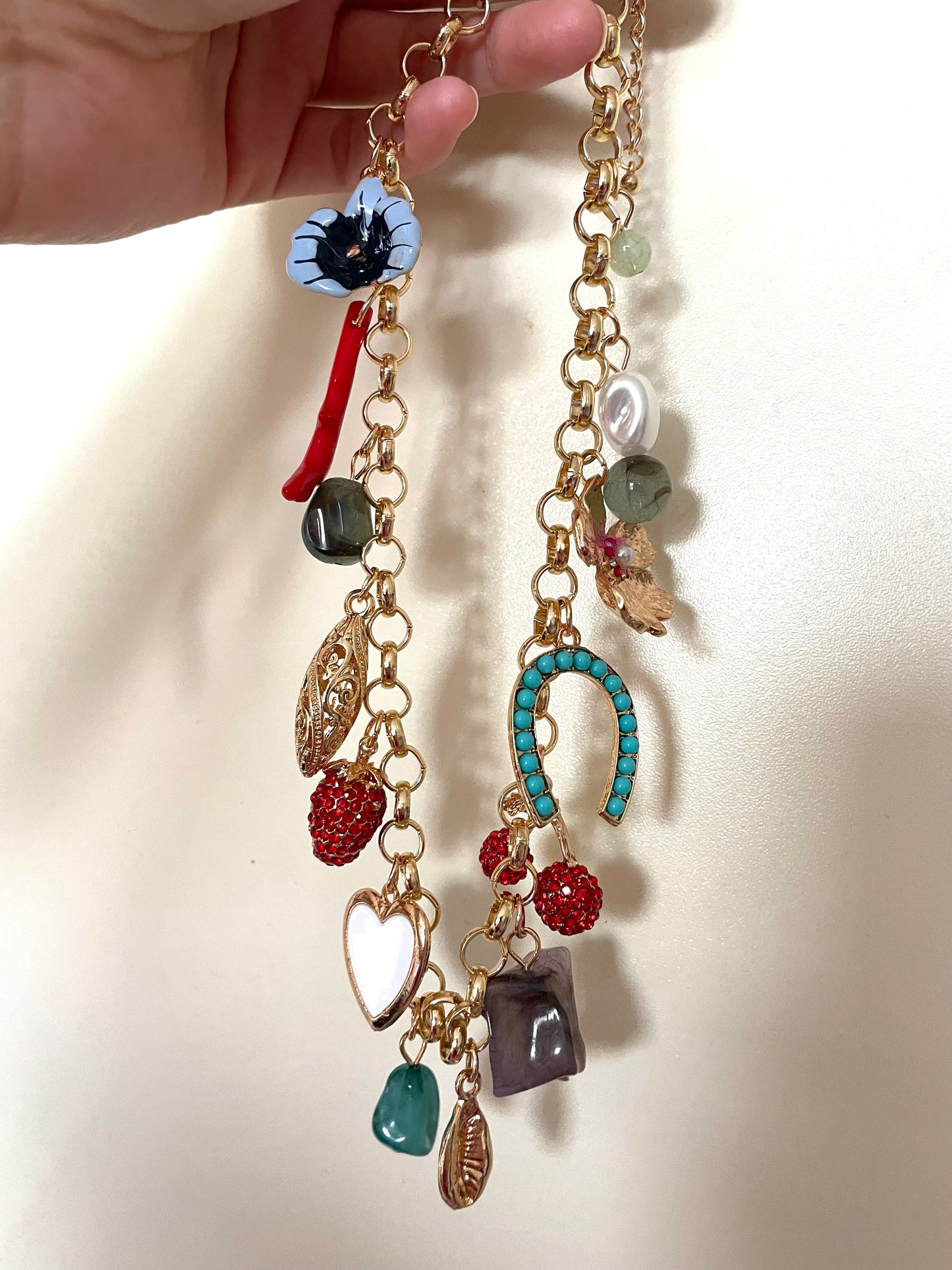 Renkli Charmlı Çelik Kolye – Şans Sembollü Kalp, Çilek, Kiraz ve Taş Detaylı Yazlık Boho Stil Takı