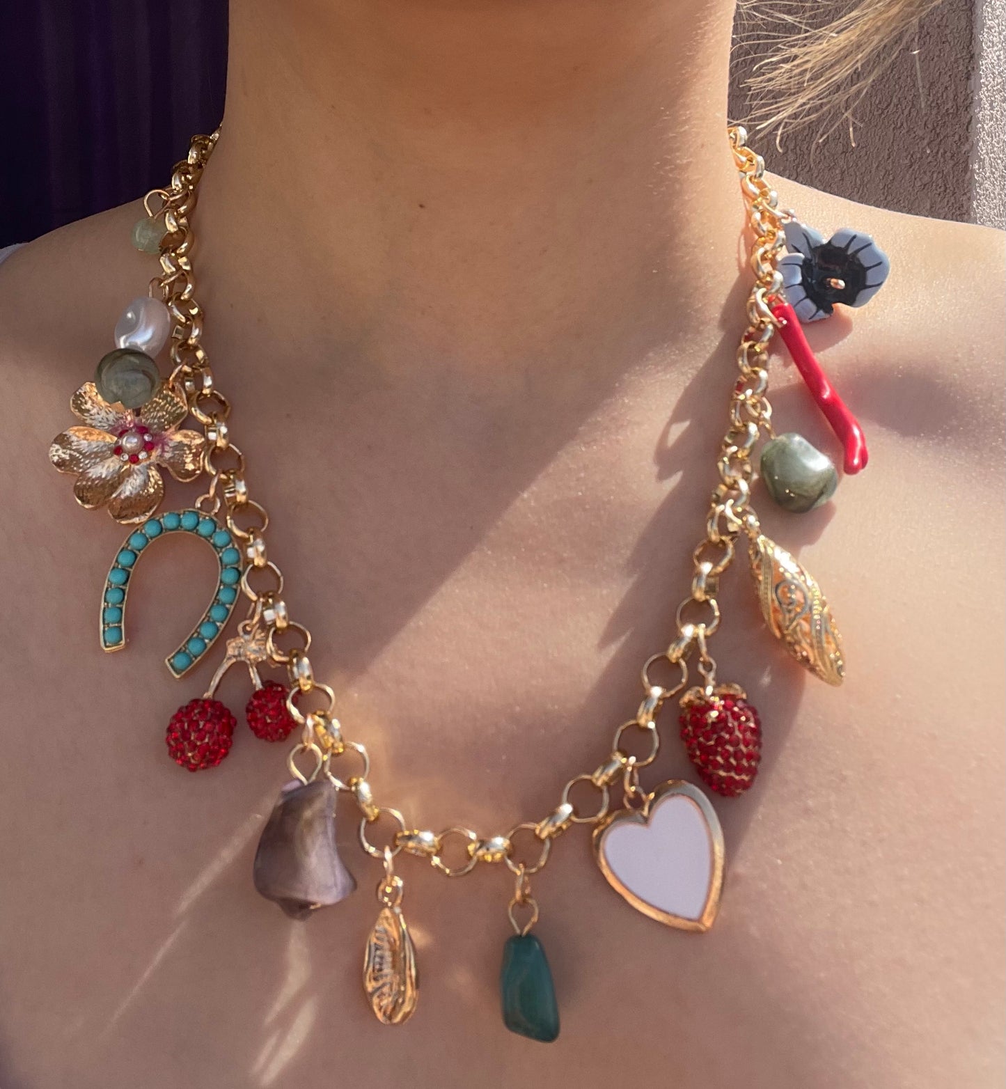 Renkli Charmlı Çelik Kolye – Şans Sembollü Kalp, Çilek, Kiraz ve Taş Detaylı Yazlık Boho Stil Takı